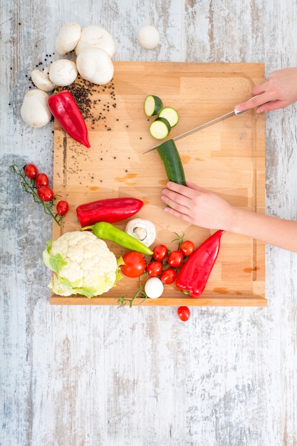 przygotowywanie składników na desce